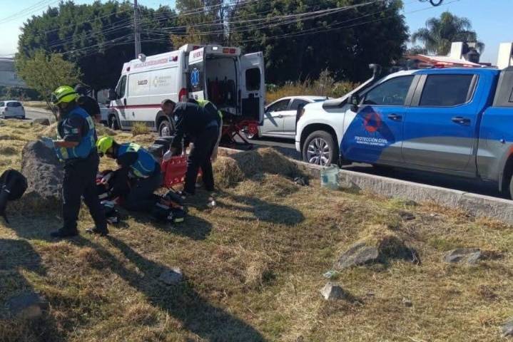 Motociclista lesionado tras accidente en Prol. Bernardo Quintana