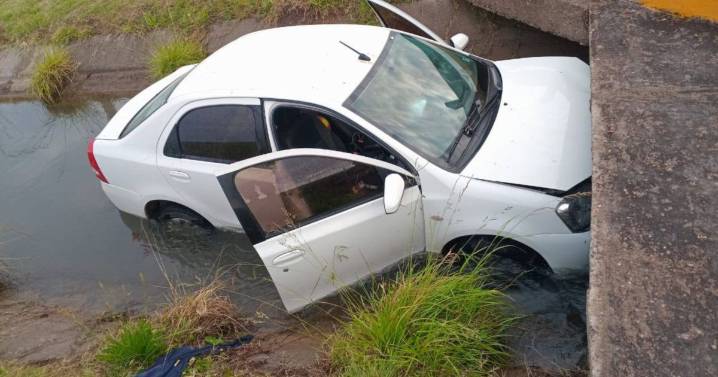 Accidente en la Ruta 250: por evitar un choque, un auto cayó a un canal y dos mujeres fueron rescatadas