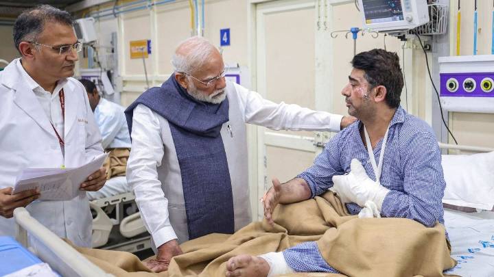 Back from Bhutan, PM Modi visits LNJP Hospital to meet Delhi blast survivors
