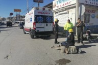 Cae motociclista en alcantarilla destapada y sufre accidente