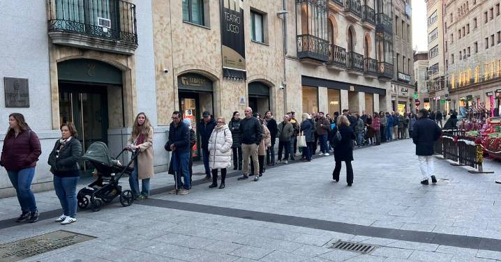 El codiciado número de la Lotería de Navidad de la USAL forma largas colas en la calle Toro