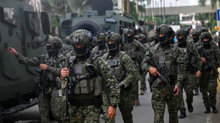 Colombia suspende a general del Ejército y a funcionario de inteligencia presuntamente vinculados a disidencias de las FARC