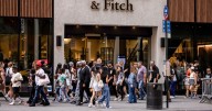 El buen momento de Hollister impulsa casi 40% la acción de Abercrombie en Wall Street