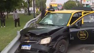 Fuerte choque entre un taxi y un auto en avenida Lugones dejó tres heridos