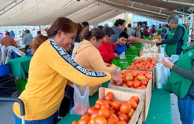 Se benefician cientos de Familias con Mercadito
