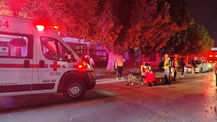 Conductor ebrio intenta fugarse tras arrollar a motociclista en Torreón; quedó captado en video