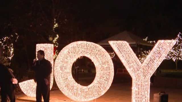 'Miracle on 86th Street' lights up Urbandale park