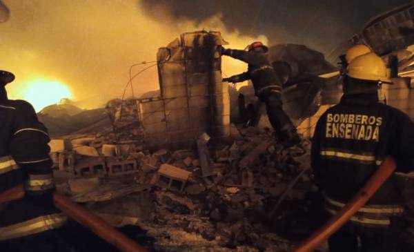 Bomberos de La Plata, Berisso y Ensenada se sumaron a combatir el incendio en el predio industrial de Ezeiza