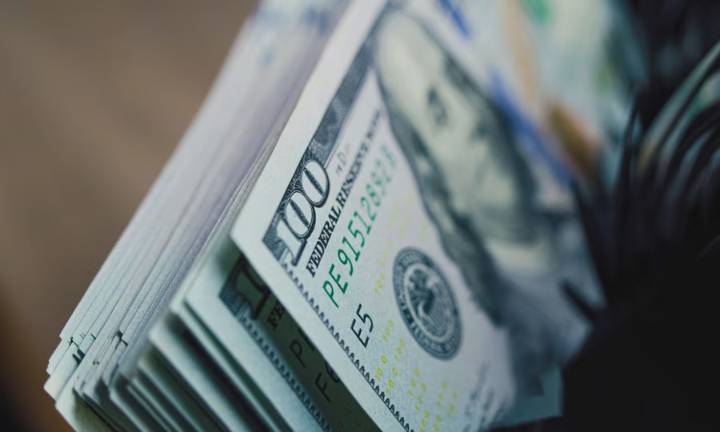 El dólar cayó por quinto día seguido y alcanzó el precio más bajo de los últimos 30 días