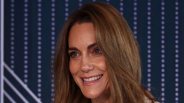 Kate Middleton shows royal way to wear a ruffle bust