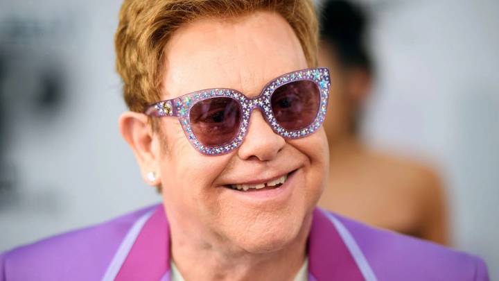 Elton John revela que perdió por completo la visión de su ojo derecho a causa de una infección