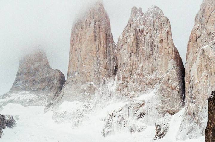 Subieron a cinco las víctimas fatales en Torres del Paine: encontraron con vida a otras cuatro personas
