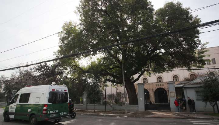Estudiantes vestidos con overoles blancos fueron sorprendidos con bombas molotov y agredieron con un martillo a profesor