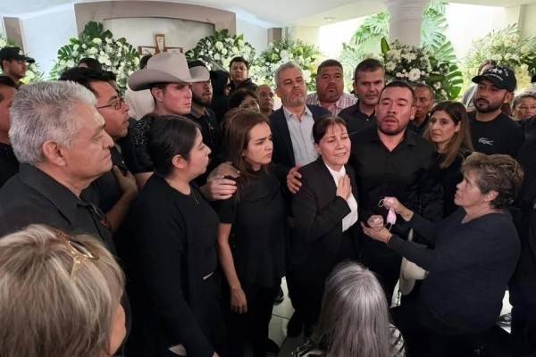 '¡Fuera, fuera!', gritan a Bedolla en velorio de Manzo