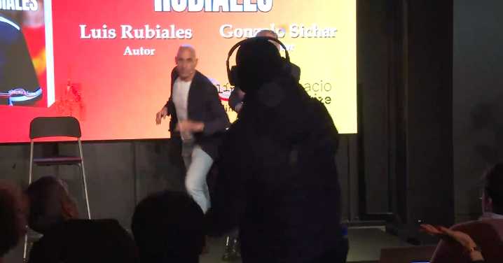 El tío de Rubiales, detenido tras lanzar huevos a su tío en la presentación de su libro