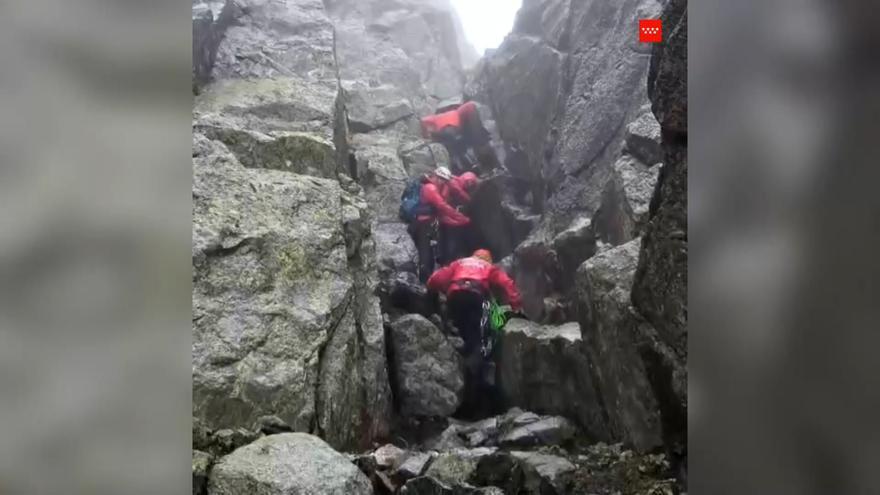 Rescatado un senderista de 32 años tras caer y quedarse enriscado en Guadarrama