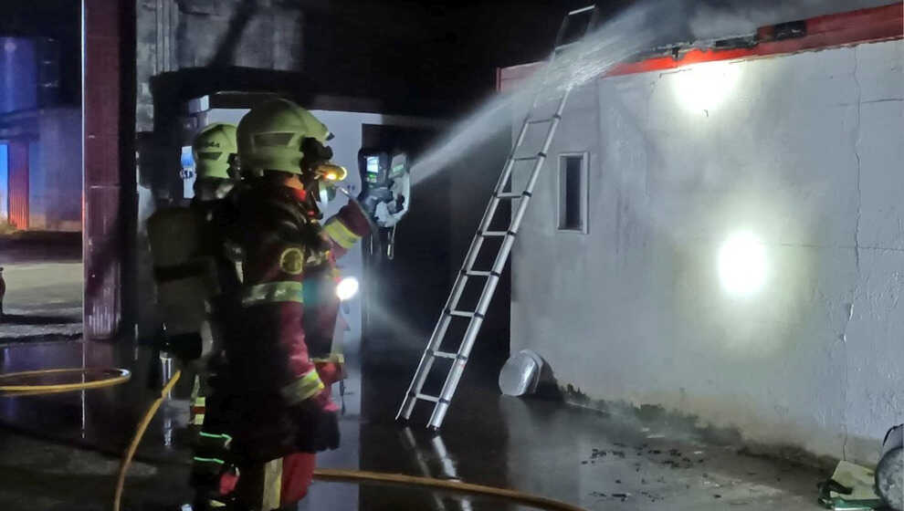 Arden dos cuartos de herramientas en una nave industrial en Labarces