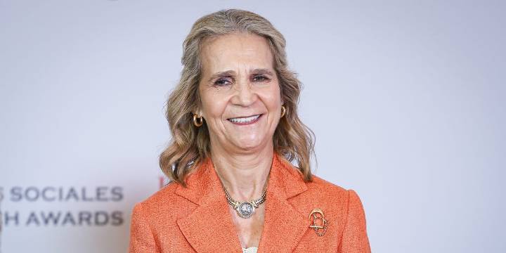 Un broche de flor XL: el truco de estilo de la infanta Elena para elevar una sencilla americana blanca