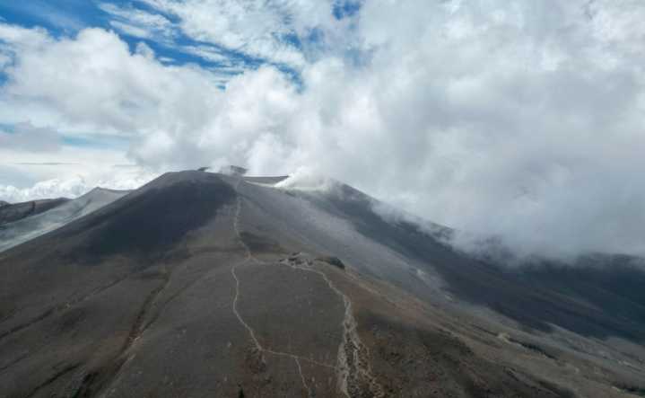 Volcán Puracé sigue en alerta Naranja: reportan emisiones de gases y cenizas