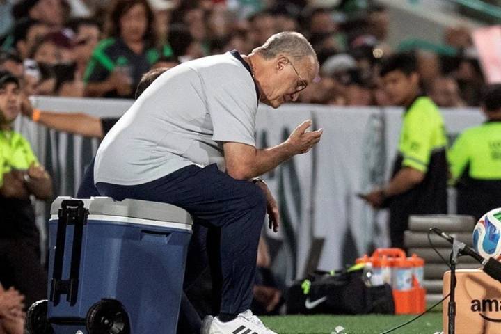 “Paliza vergonzosa” y “tocamos fondo”: Bielsa se llena de críticas en Uruguay tras dura goleada ante EEUU