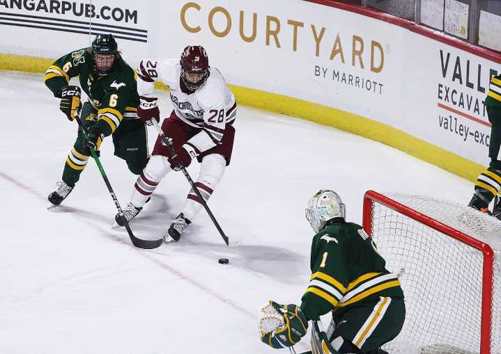 No. 13/12 UMass men’s hockey bounce back with shut out win over No. 6 Maine