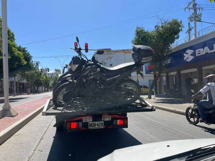 ¡Ojo no de papaya! La grúa de movilidad de Santa Marta comienza a ‘cazar’ motos infractoras en el centro de la ciudad