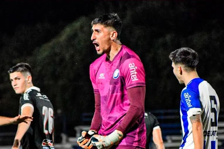 Video de histórico gol: un arquero argentino marcó de arco a arco en el fútbol uruguayo