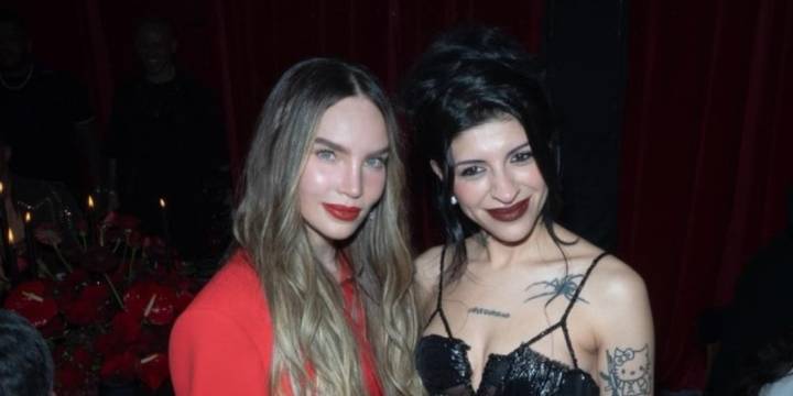Belinda publica fotografía junto a Cazzu y compara el papel de la mujer en la actualidad con María Magdalena