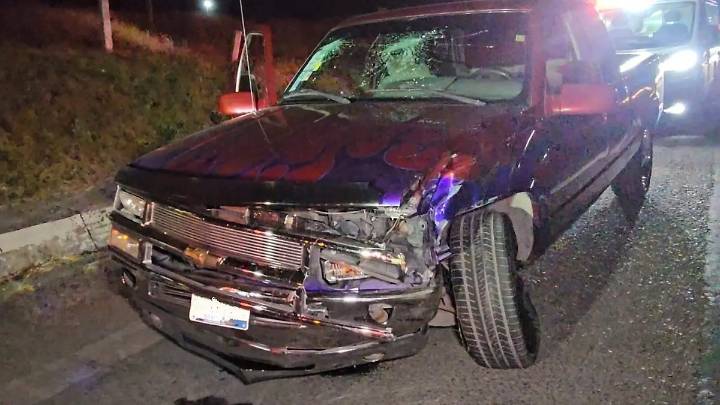 Aparatoso choque de camionetas manda a una fuera del camino