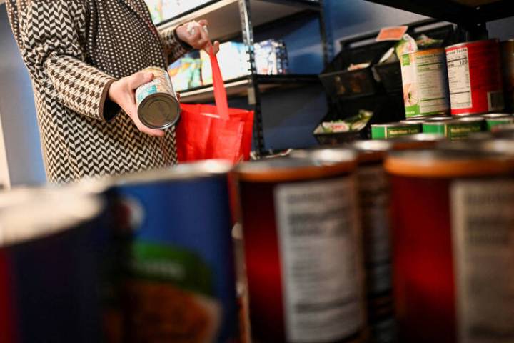 US families turn to food banks and relatives as benefits stall