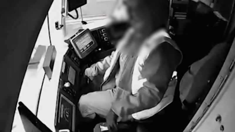 Video muestra a operadora de tren dormida durante recorrido