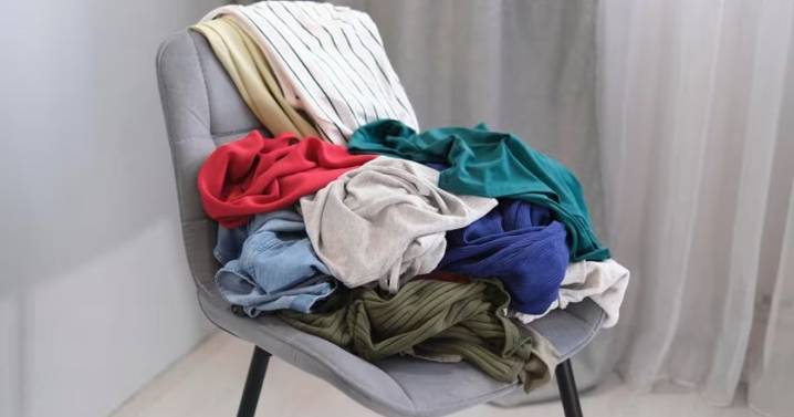 Que significa dejar ropa acumulada en una silla durante varios días, según expertos
