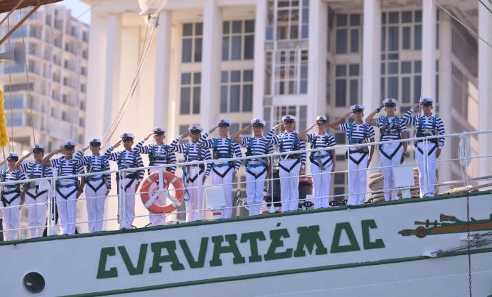 Vuelve buque Cuauhtémoc a Veracruz; Sheinbaum y Nahle honran a cadetes
