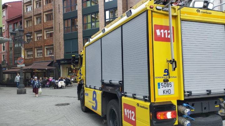 Susto en Langreo: desalojan a los residentes de un geriátrico del centro de Sama al saltar la alarma de incendios
