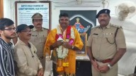 Andhra police rewards Rs 10K to auto driver for returning gold ornaments