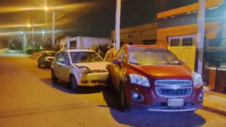 Se durmió manejando y chocó contra un auto estacionado