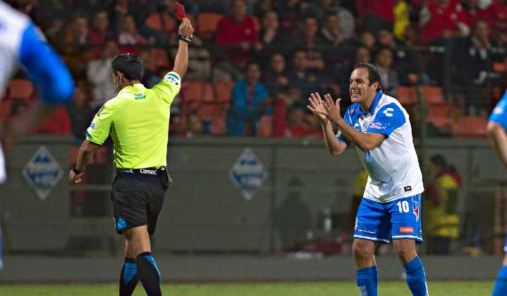 ¿Ya se le subió? Cuauhtémoc Blanco niega dar autógrafo a fanática por impactante motivo