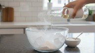 Mezclar bicarbonato, vinagre y cubos de hielo: por qué recomiendan hacerlo y para qué sirve en la cocina