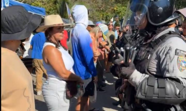 Arrestan tres manifestantes por obstrucción a obras de construcción en Rincón