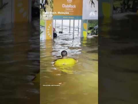 Flooding displaces thousands across Malaysia