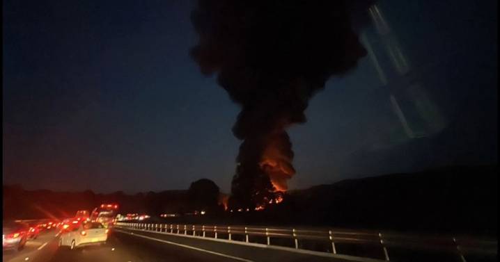Explosión de pipa de gas paraliza la Autopista México-Puebla a la altura de Ixtapaluca