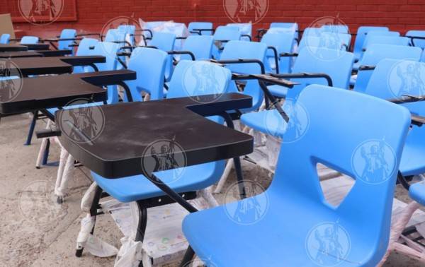 Entregan mobiliario y material de construcción a seis escuelas
