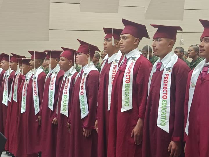 18 soldados se gradúan como bachilleres en Tunja, en una emotiva ceremonia junto a sus familias