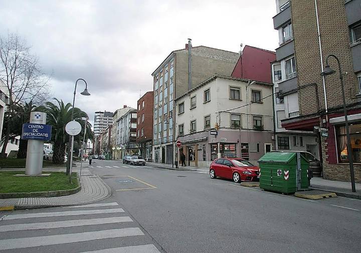 Hallan el cadáver de una joven de 21 años en un descampado en Gijón