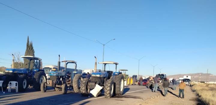 Productores no levantan el bloqueo en la Chihuahua