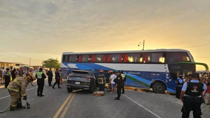 Familia muere en Piura: bus invade carril y causa choque que deja cuatro muertos, incluido un bebé