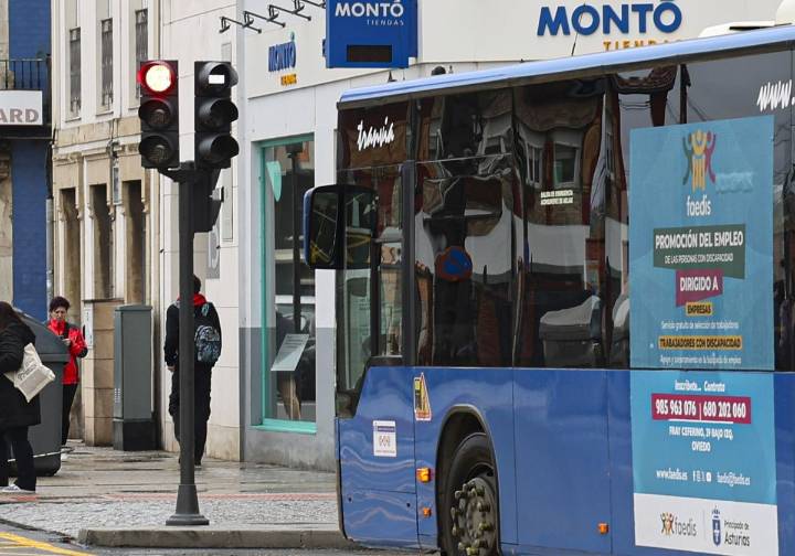 Avilés estrena el primer semáforo exclusivo para autobuses en la avenida de Los Telares