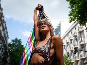 Fiesta, brillo y reclamos en la Marcha del Orgullo Gay