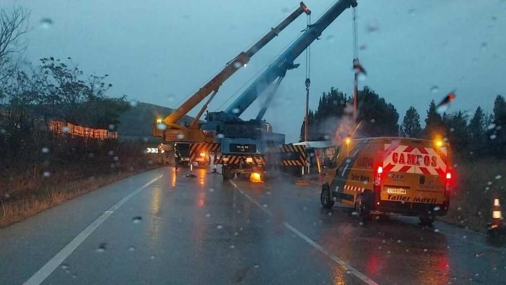 Reabierta la carretera CM-4003 en Bargas cortada al salirse de vía de un camión