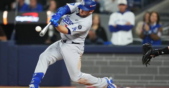 Dodgers exercise contract options of Max Muncy and Alex Vesia